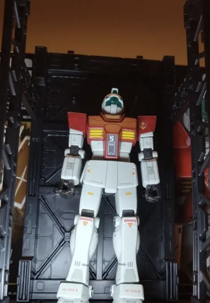 下から照明を当てて整備中のイメージで!シールド無いのでポーズが取りにくかったので(-_-;)あと胴体内のポリキャップも脱落してるのでポーズ取れません。