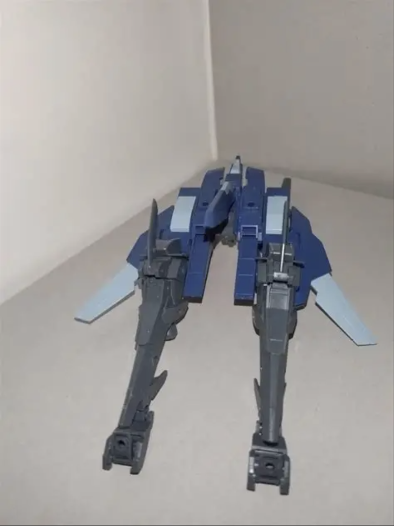 機動ウイング装備状態地上用。通常の装備は機首両側のビーム砲とミサイルポッドのみであるため、後部の機動ウイングをブースター兼クローユニットに切り替えて格闘能力を付加する場合も多い。ミサイルポッドとブースターを組み合わせることで、大型のファンネルになる。