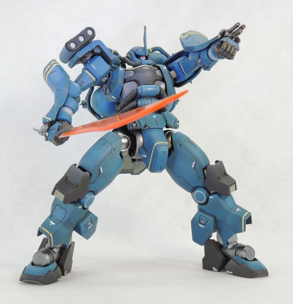 マニピュレータは特に加工せずにそのまま残し、右手首にヒート・ロッド、左手首に機関砲を装備させました。火器や武装が集中する腕部を保護する方法を考えた末、軍警ザクのスネパーツを腕に移植することにしました。