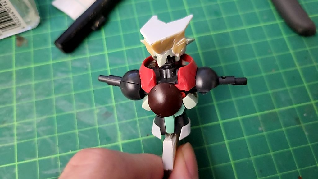 頭部はプラバンとパテで成形胸部にはパーツを外して丸いパーツを接着