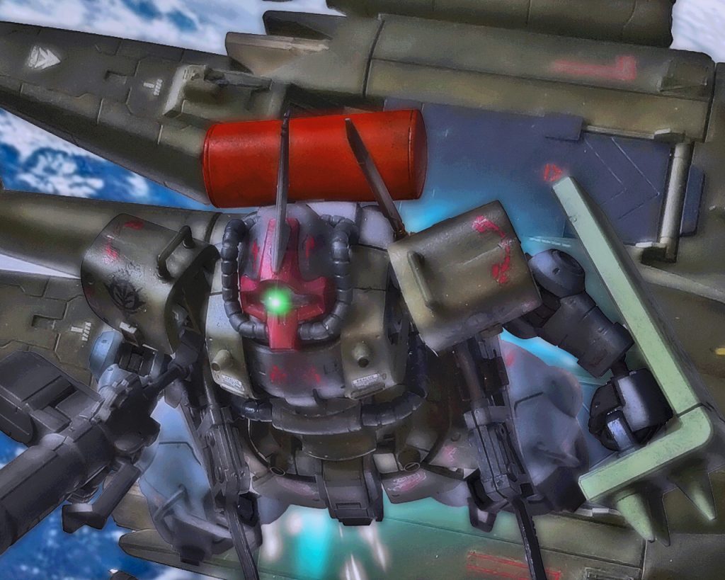 「トライバルリーダーより全機へ、これより私が戦闘指揮をする、全機奮闘せよっ!!」モアはスロットルレバーを押し込むと、先行したMS隊を追いかけ一気にブースターを吹かし加速した。その姿は瞬く間に小さな光となる。「……大佐、配慮のつもりかしら?」さっきまで興奮状態であったロゼットだが、離脱したモアの機体を見ると不敵な笑みを浮かべる。「…配慮?…そんな生優しいものだと中佐は思っているのかね?…だとしたらとんだ目出度い勘違いをしているな」「何ですってっ!?」「…奴が事実を知れば間違いなく中佐を撃ち殺している、…修羅の形相でな。…少し待っていろ」ヴァルクの目つきと共に、彼を取り巻く空気が変わる。ヴァルクは黙ってメインブリッジから出ると、別階層のサブブリッジに向かった。この一変した様子にロゼットも少しばかり警戒心を抱きつつ待った。「待たせたな…、ここから先は他の者には聞かせられんからな」「大佐、貴方は何処まで知っているのかしら?」「貴官はそれを今から知る事になる…」(……このジジイ、アサクラの諜報員から吐かせたようね)