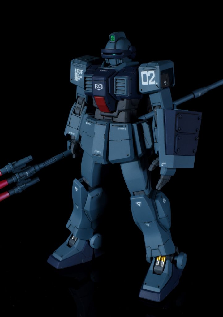 グレー系で落ち着いた印象にしています。特殊部隊風。ジムライトアーマーを意識して、肩の小型化、アンクルガード、ニースパイクをオミットして軽量化を行いました。敵の攻撃を全て避けて接近戦に持ち込むのは効率的にも悪そうなので、小型化したシールドを装備しています。