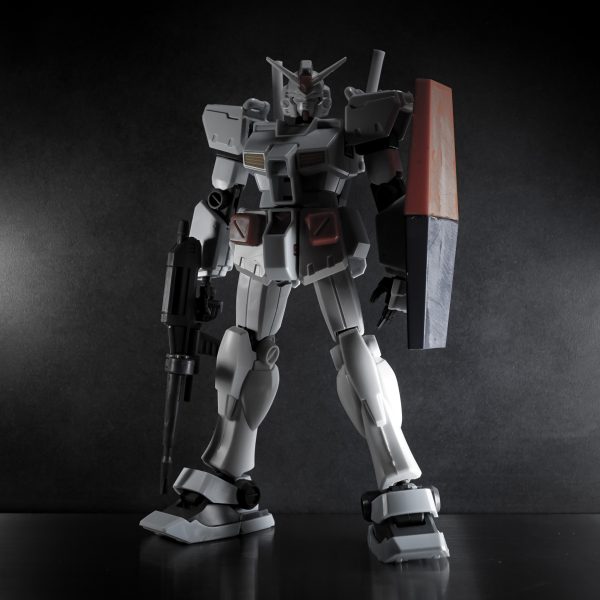 1/144スケールでVer.ka。先人達の多くの作例を参考にしながら独自の方法も試し中。顔はステイメン。スネはEGガンダム。シールドはジム改とパワードジムの2個イチ。こういう誰もやってない工作はとても楽しい。未制作のstudio RECKLESSのガレキ2種類とGFFガンダムが手元にあるのでそれをゲージにしつつ、1/72センチネル0079大団円ガンダム作例とカトキ原稿とにらめっこしながらちゃんと完成を目指そう。自作関節でキット並みの可動範囲を確保する技術は無いし、アクションポーズで飾るような趣味も無いので、立ちポーズの関節固定でいいのではと思ってる。使えそうと思ったパーツがあれば惜しみなく流用するので、際限なくバラバラキットが増えてジャンクパーツの山になる。余剰パーツだけでテキトーなガンダムとジムがいくつかできそう。（1枚目）