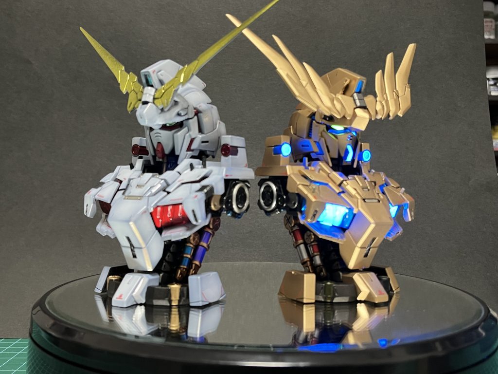 ユニコーンとのツーショットでフェネクスは艶消しのゴールドです