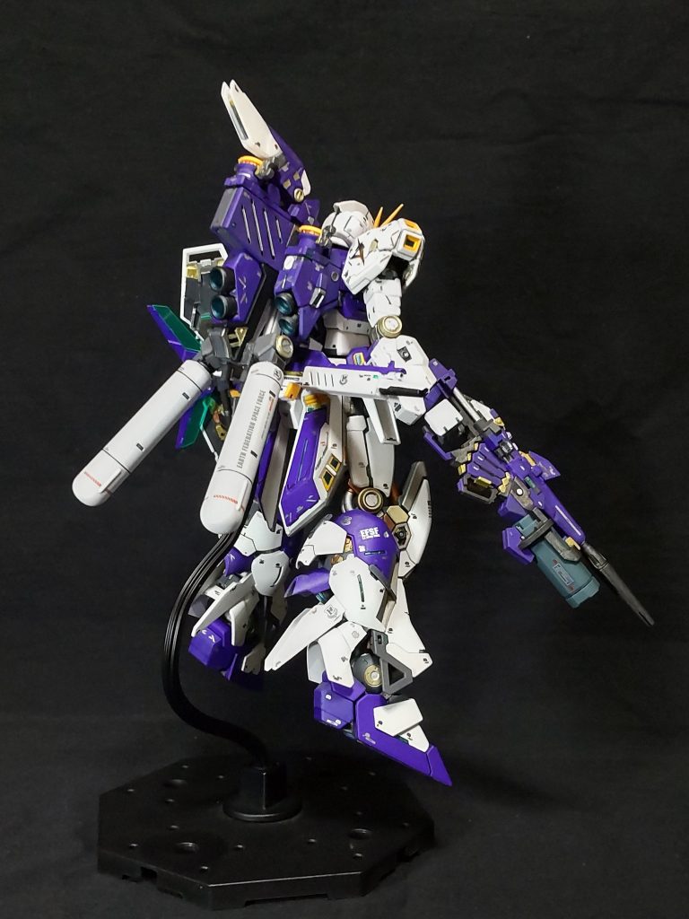 何故ビームマグナムはバンシィのモノかというと、νガンダム(アムロ)といえば置きバズ、しかしコイツにはバズーカがない、ならトラップ用に必要だろうということでミサイルランチャー装備のビームマグナムってなりました😆。意味があるんですよ😁。