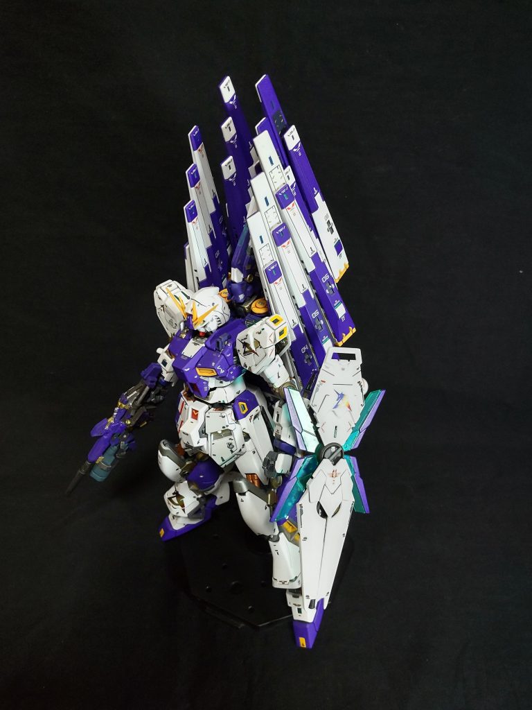 斜め上から見るとこんな感じです。前回は横に伸ばしましたが今回は後ろに伸ばしてファンネルを増設する事にしました😄。軸を変えるとロング・レンジ・フィン・ファンネルも装備出来ます。