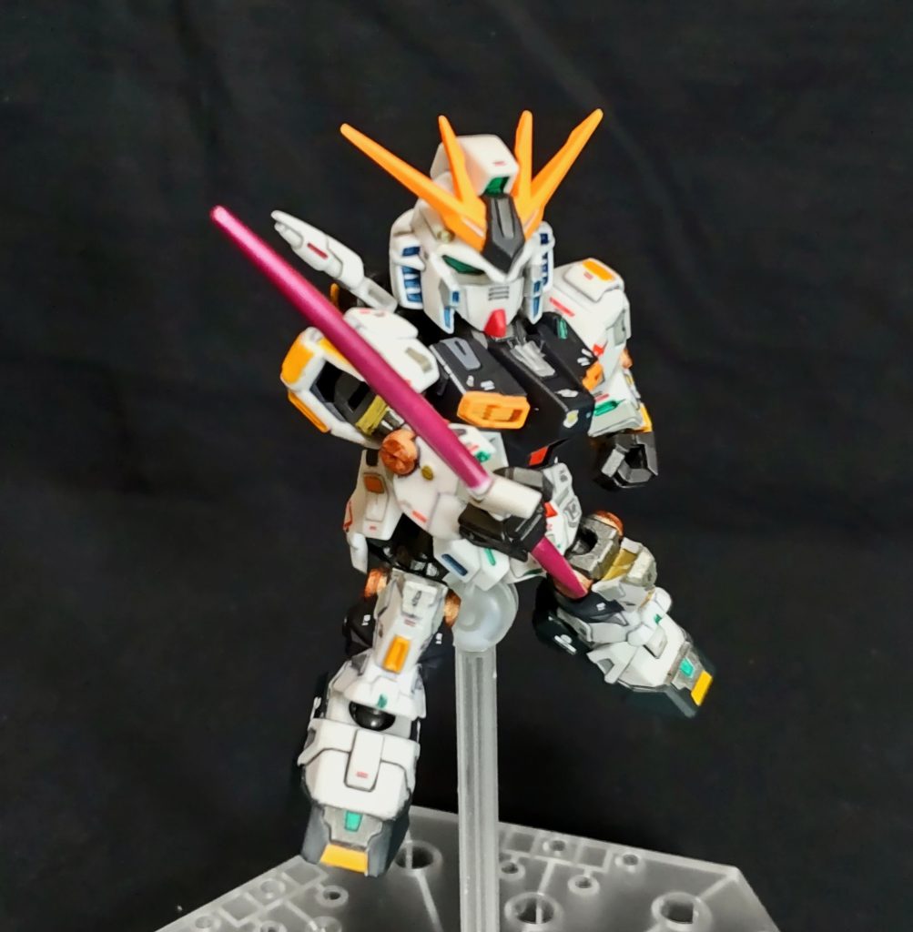 流石に両手持ちは出来ませんので雰囲気だけ😄。バックパックのビームサーベルを外していないのはご愛嬌😆。