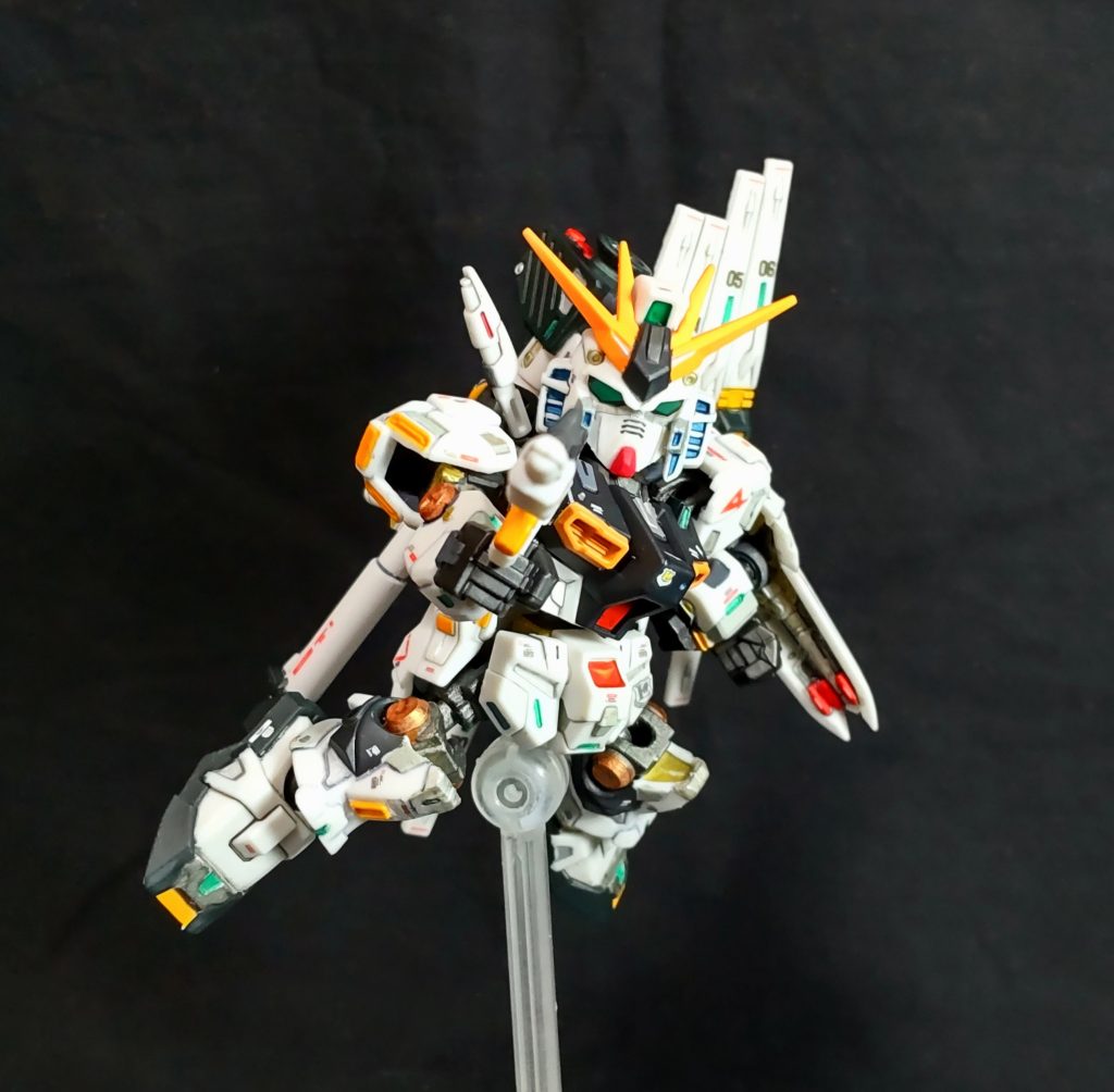 ビームライフルを構えてモビリティジョイント、可動性の良さを押してるだけあって、SDにしては良く動きます😆。