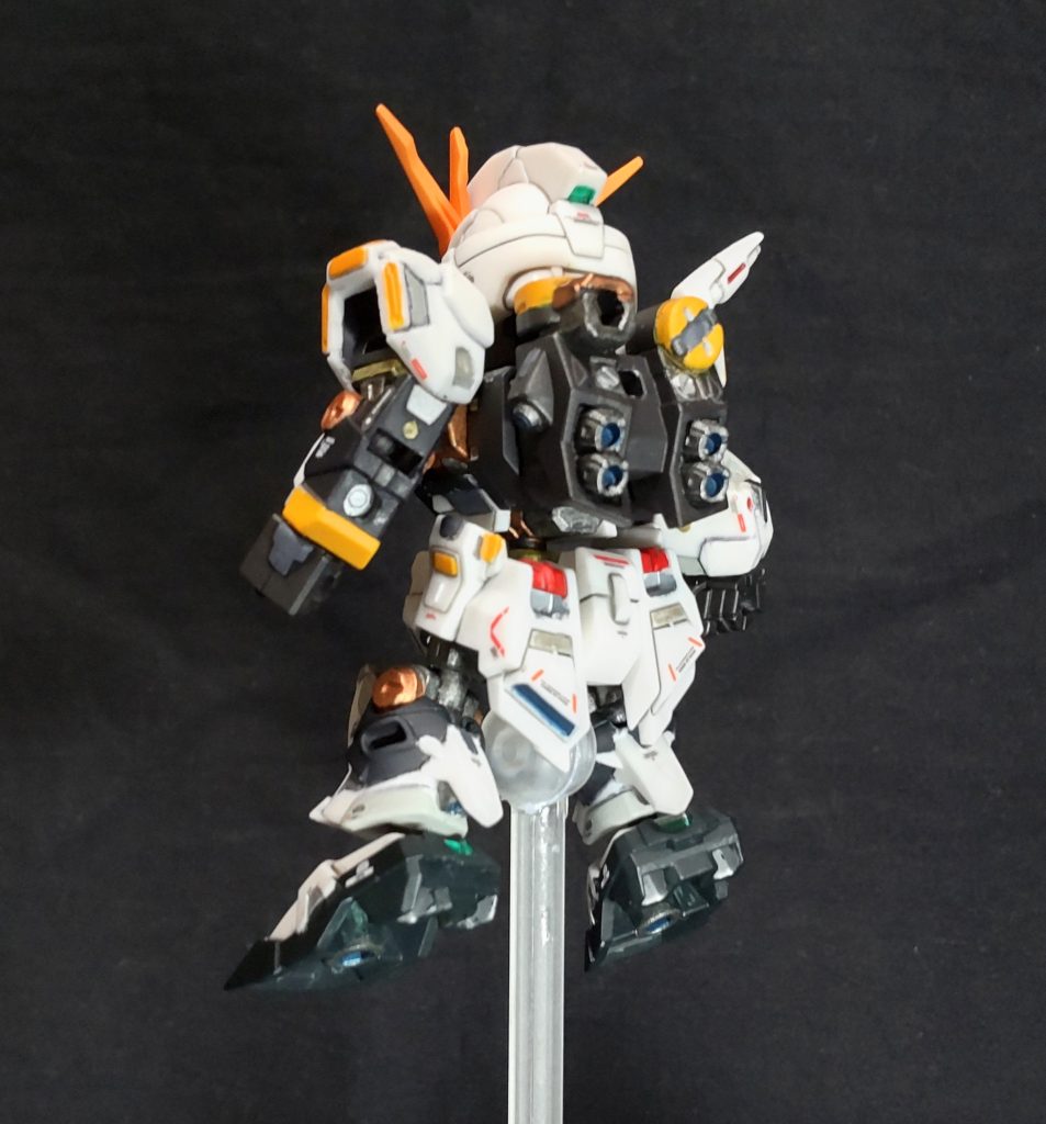 後ろこの子はパーツの一部が塗装済みで、あとはシールで補う仕様。目とコクピットハッチは、シールを使いました😄。