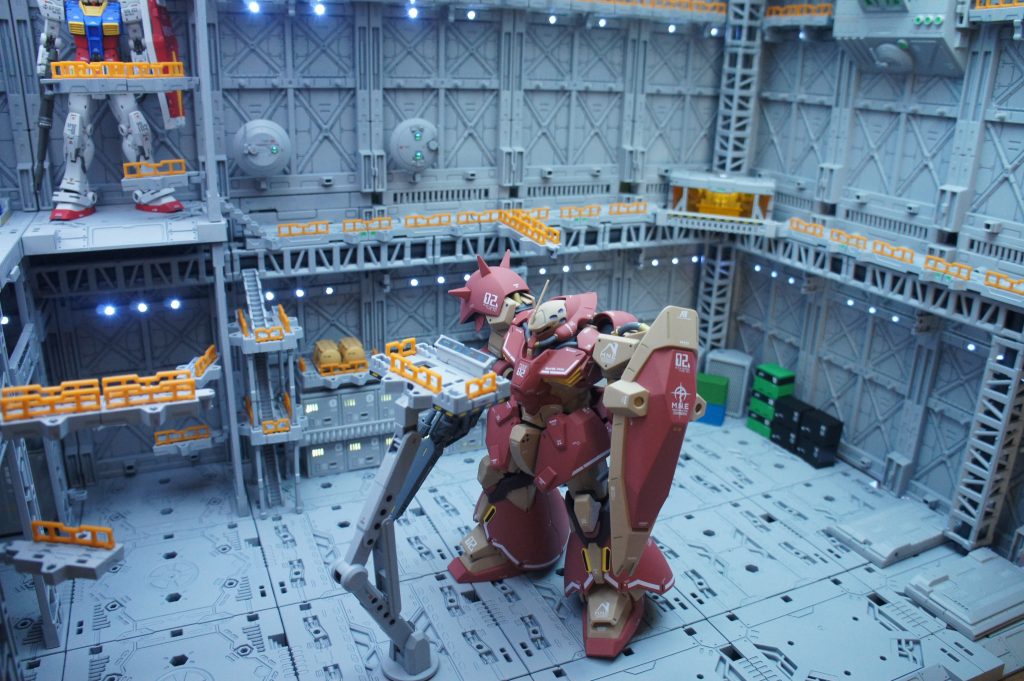 一年間ガンプラ作らずに何してたかと言うと、連結ディスプレイベースを増やして格納庫ジオラマを拡張してました。