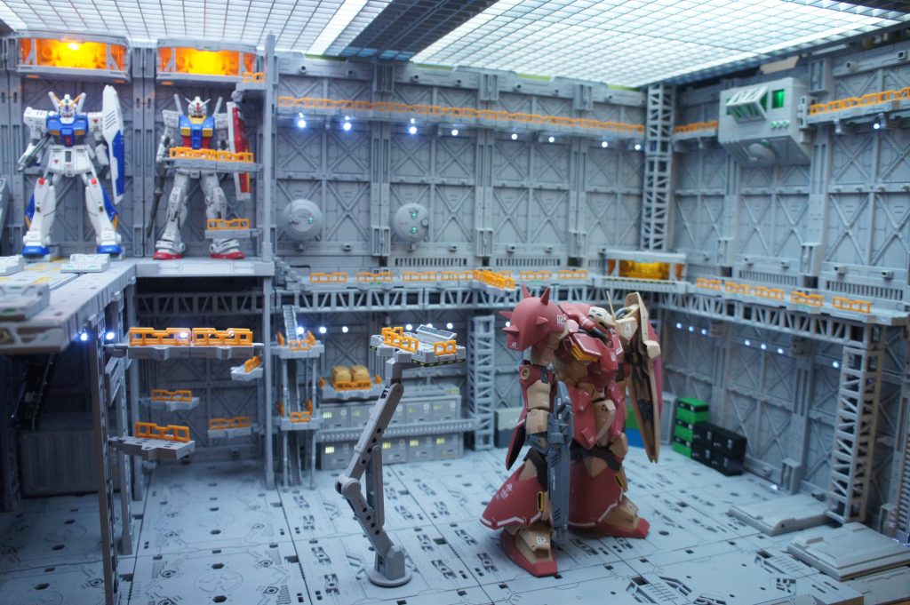 天井もバッチリ照明付き。壁面にもLEDを仕込んで点灯パターンも変更できます。自作の司令室や既製品の司令室にもLEDを装備。トミックスのコンテナを利用してガンダムの世界観に合うように塗装とデカールを貼りました。