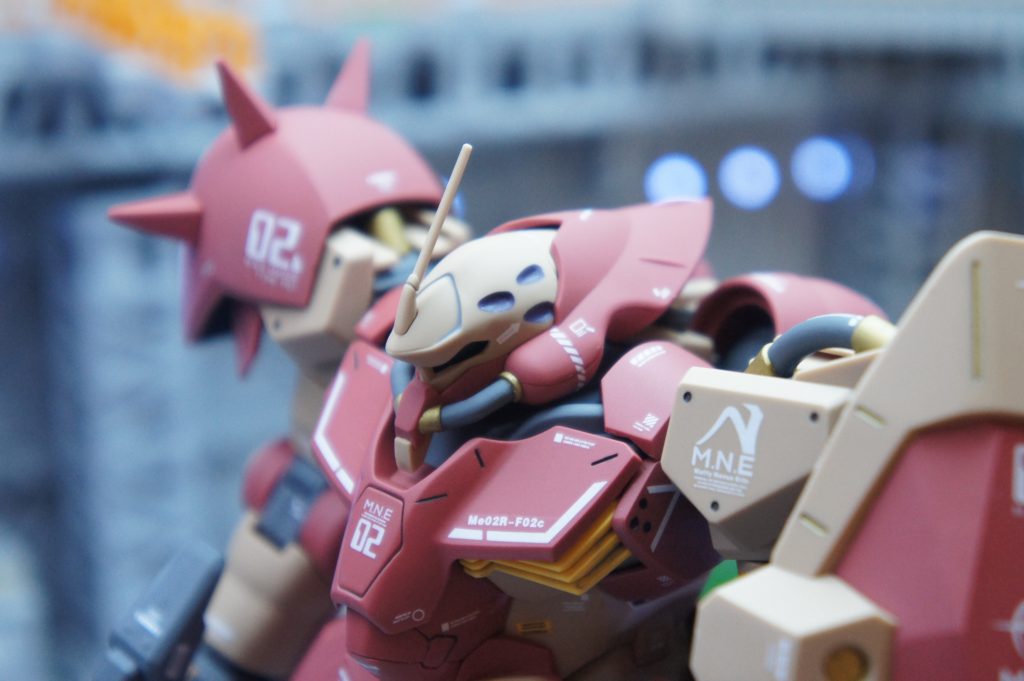 　シールドのスリット部分のスミ入れは黒かグレーか迷って両方試しましたがどっちも変に目立ってしまうのでガンマカゴールドで塗ってみたらいい感じに♪困ったときはガンマカゴールド(笑)　モノアイはHアイズのグリーンに変更しましたが取り付け位置が上になりすぎて殆ど見えません…。