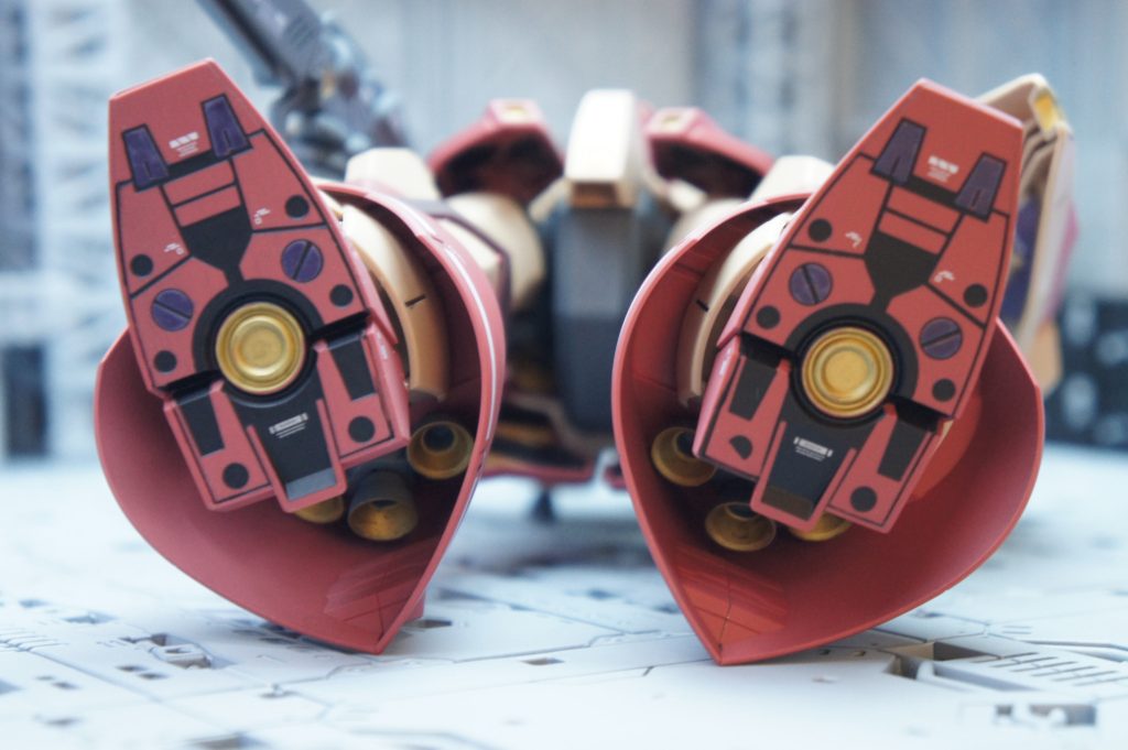 今回は足裏にもデカールを貼ってみたり。バーニア内部はいつもどおりガンマカゴールド。 