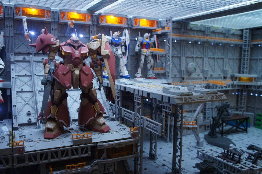 Xで見かけた投稿を参考にみんな大好き斜行エレベーターとMS射出カタパルトも作成。エレベーターはモーターを仕込んでるので上下に稼働しますがメッサーのサイズだと上部では天井につっかえますね(^_^;)