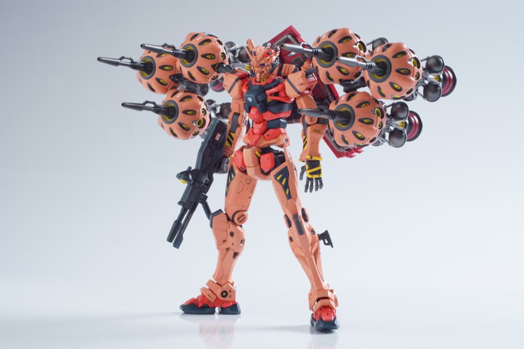 肩にビットすべてを懸架できましたので、腕は自由度高いです。ダメかと思っていたのは、自立できないかもなぁ、というところ。実はなんだか自立してます（笑ただ、飾っているときは軸に台座を差し込んで立たせてあります。ビットの砲身の向きを一定にして揃えました。そこは譲れませんでした。