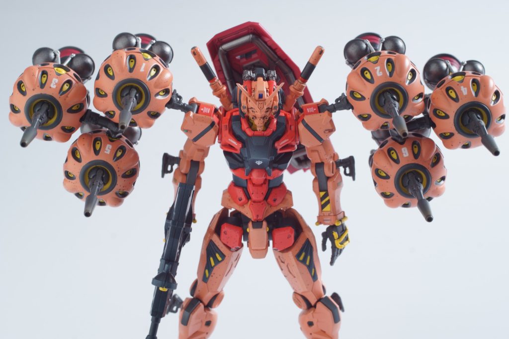 腕はこの通り結構クリアランスありますよ。ビームライフルを構えての巡航スタイルもイケます。ビットのマウントは、一番上から下まで、少しずつ後ろ側にマウントするように設計しました。立体感でるかと思いまして。ぱっと見わかりません。