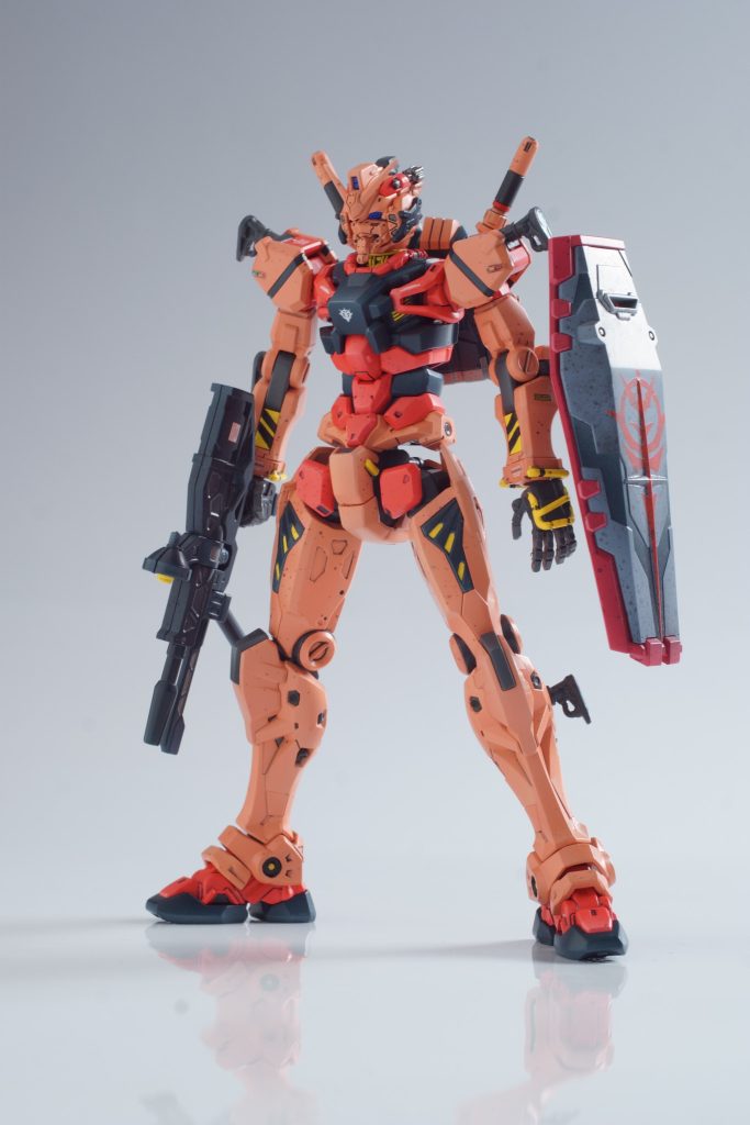 ビットなしの標準装備です。ずいぶん軽く見えます。まぁ実際軽いんですけど（笑シールドの可動が結構好きです。シールドのジオンマーキングは水転写デカールを作成して貼っています。