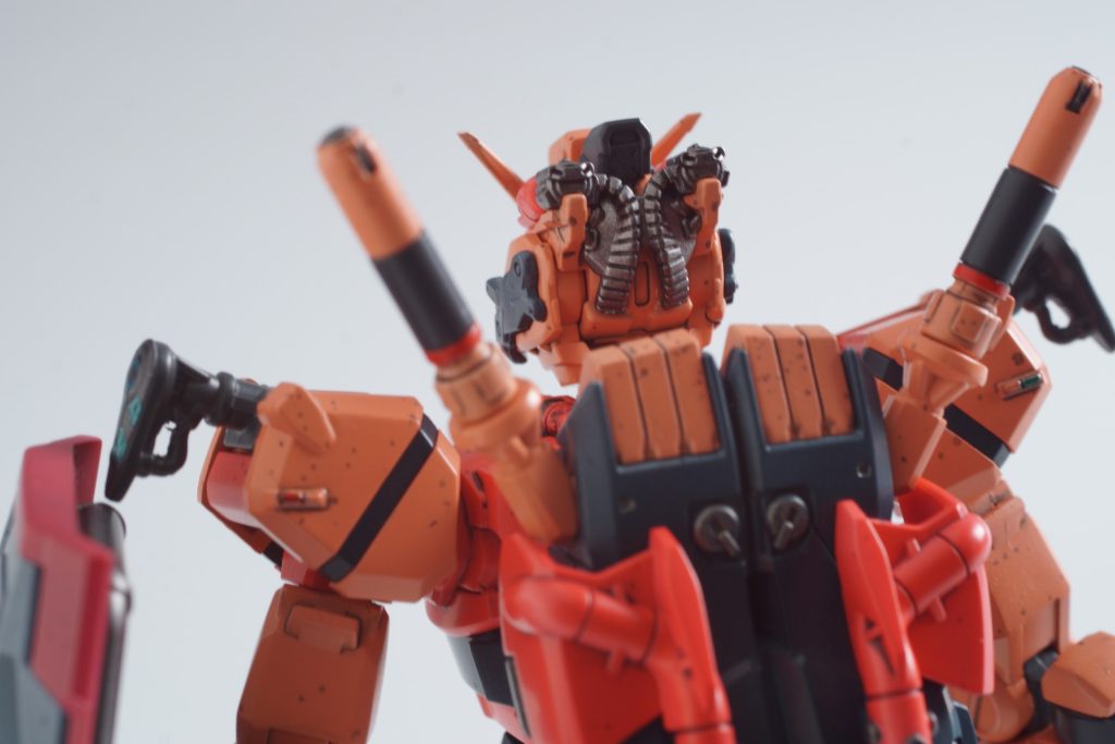 後頭部が一番好きかもしれません。給弾量が圧倒的ですよね。肩、腕、足のウェポンマウントですが純正シールをしっかり貼り付けた後にアクリジョンクリアーでがっちり固定しました。