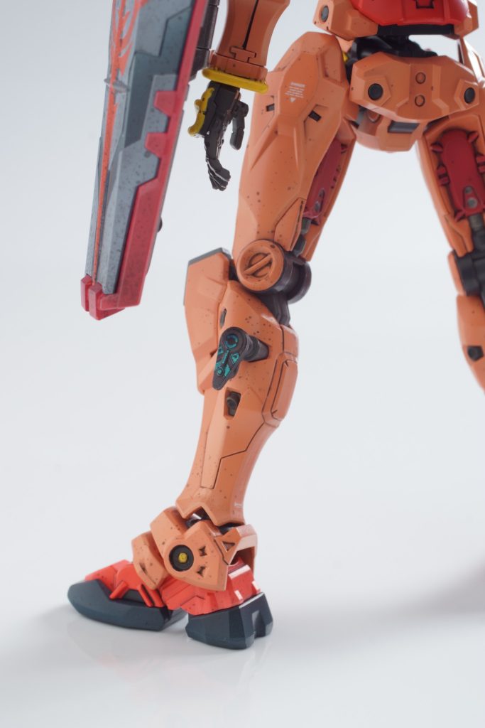 実はビットのマウント方法は、ビット初装備＆出撃の時は肩、腕、足の描写だったんですよね。一応再現できるようにマウントはちゃんと塗装して用意はしてあります（笑ドムが発売されたら、緑のおじさん仕様に塗りたいです。赤いガンダム、皆さんも作られていて楽しそうだなぁって思っていたのですが僕も完成まで色々楽しめました♪