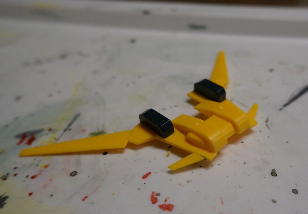 バックパックの裏半分を使ってウィング部分を作っています。ウィング部分もオリジナルのバインダーを切った部分を角度を変えて接着し直して作っています。