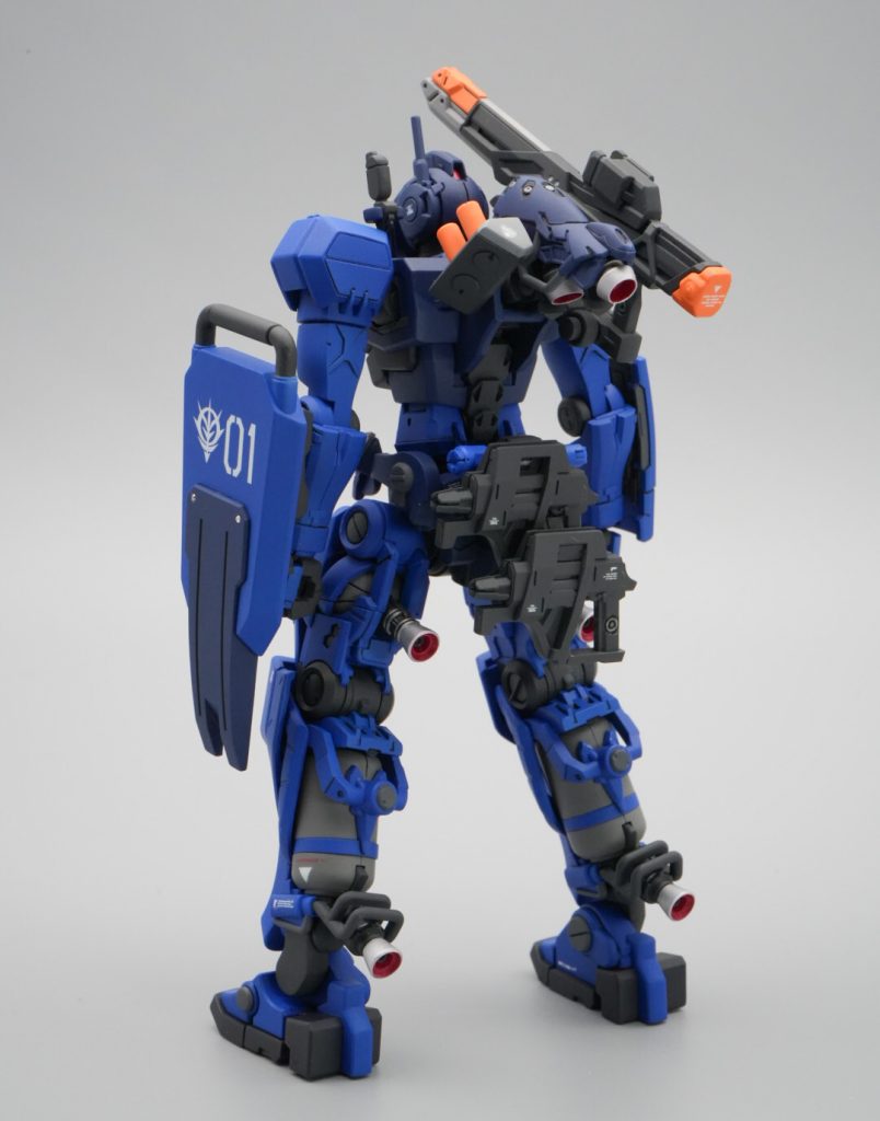 陸戦仕様、ゲルググキャノンベースのブルーディスティニーをイメージして背面武装をジークアクスのビームライフルとプラ板&ランナーででっちあげたミサイルに交換。バーニアは基部をボールデンアームズの小さい丸棒と受けへ変更して、背中に3ミリ穴を開けて差し込んでいます。