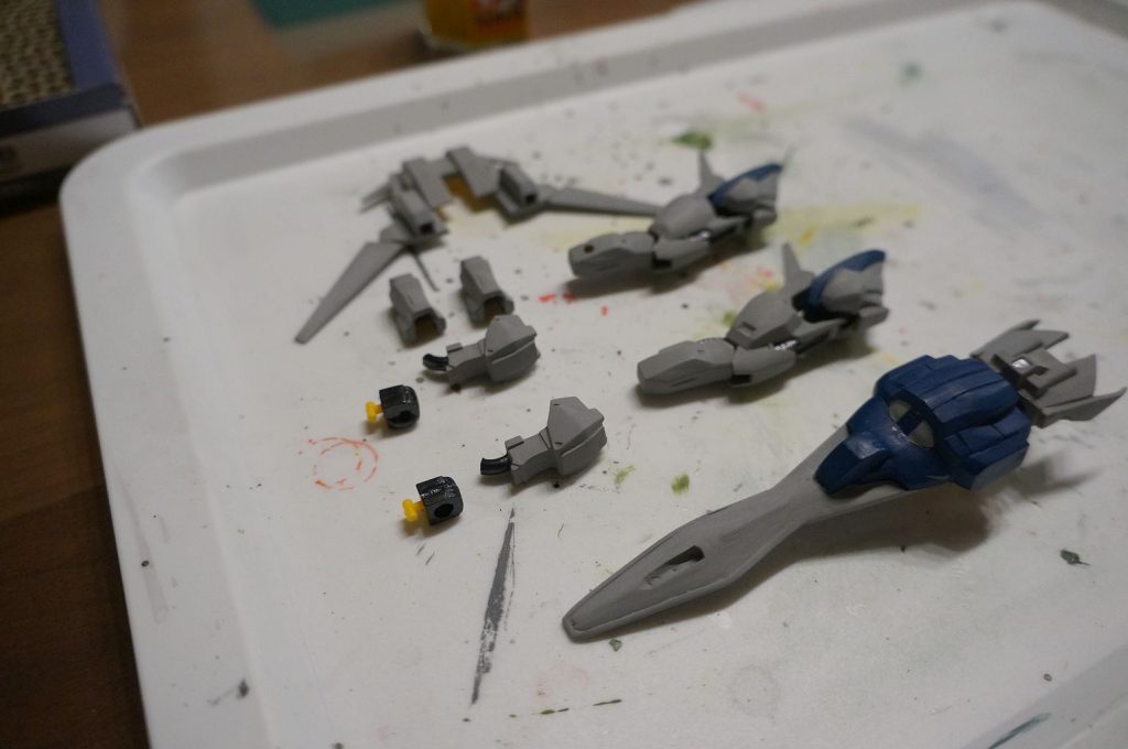 塗装工程開始、筆塗りです。この状態だとまるでデルタプラスですね。最後にダイソーのデコパージュ液を塗って仕上げました。