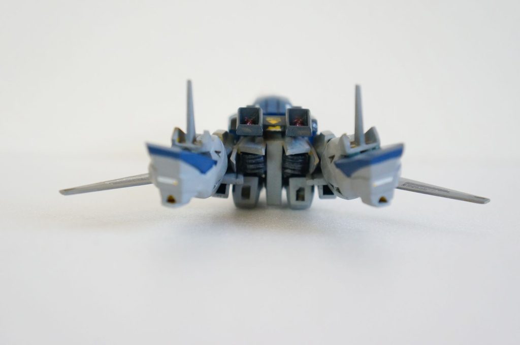 Zガンダムと同様にハンド部がスカートの中に納まっています。でも、実際には腕はその下にあるんですが、ちょうどハンド部を取り付けるところがスラスターっぽく見えたのでこのようにしました。変形しない想定のテスト機ですから。