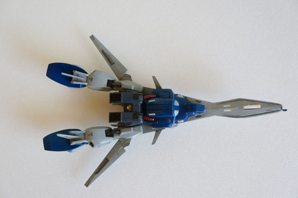 上から。バックパックがそのまま飛行形態でのメインスラスターになります。