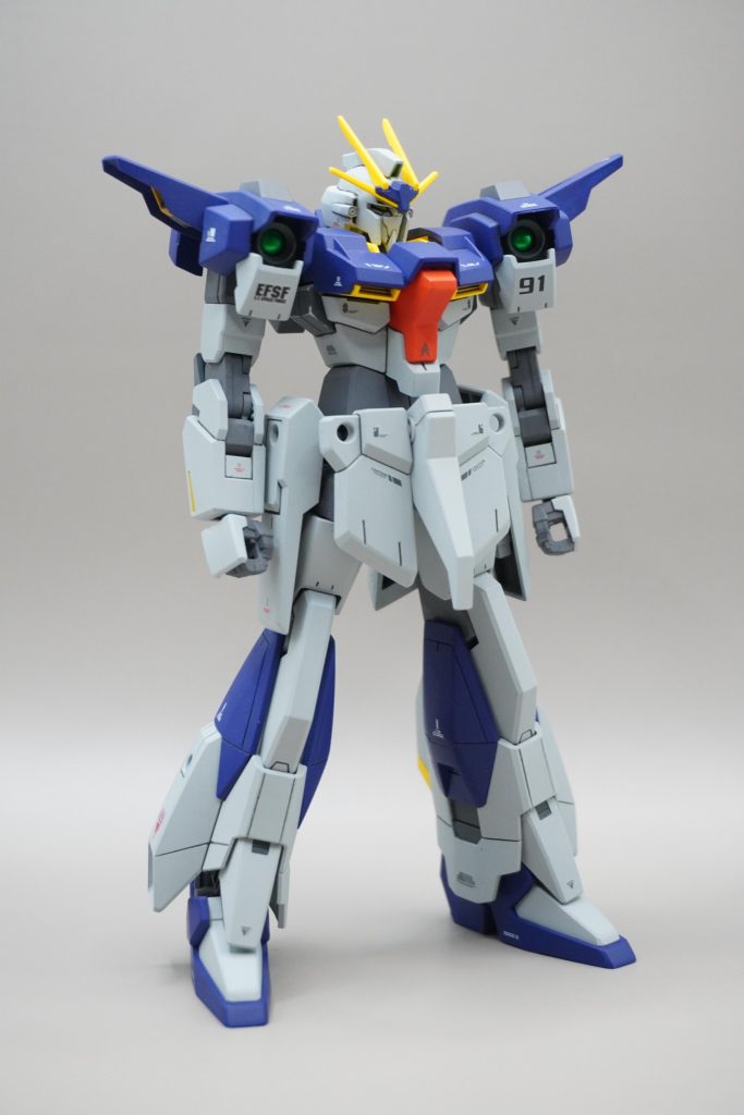 こだわりポイントは肩センサーに埋め込んだレンズパーツと昔作ったため、ゆるゆるになっていた肩の板がしっかり上がった位置で止まるようにつや消しニスで補強したことです。