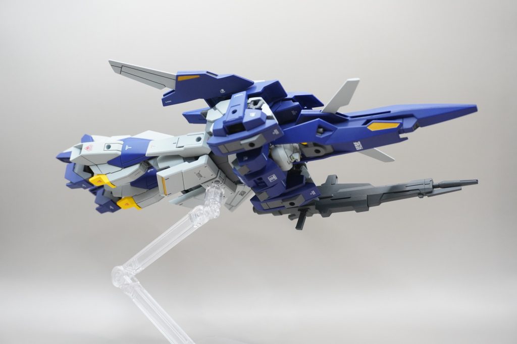 飛行形態は驚異の差し替えなし!ガンプラバトルで変形できるという説得力がありますよね!