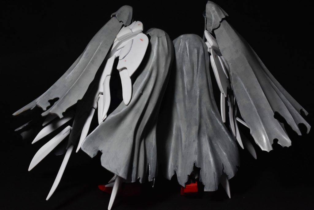 動画じゃ突進する時に後ろに光が見えていたのでマントはスラスターの邪魔をしないように装備しました。