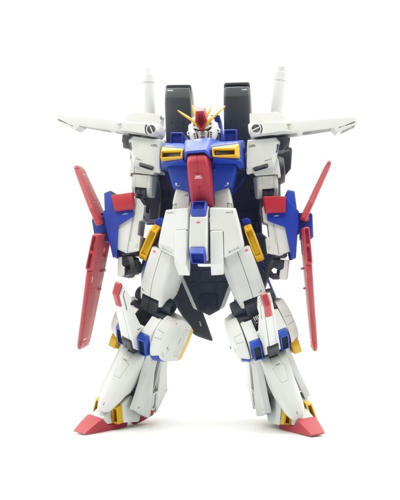 個人的に一番のポイントは脛アーマーの形状変更です。旧MGもVer. Kaもどうしても細すぎて装甲内部のスカスカ具合が丸見えな気がしたので、パテで曲線形状にして、より太く、装甲としての説得力を持たせられるようにして見ました。