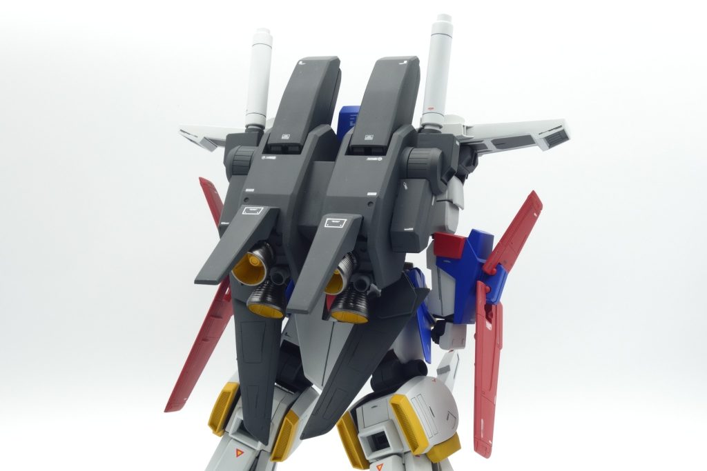 バックパックも大きく形状変更してありますが、基本はプラ板での延長工作がメインです。あとはバーニアカバーやリアアーマーをプラ板から自作しています。