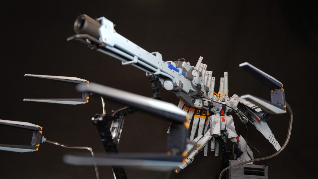 とにかくデカい！フィンファンネルはPVCアルミワイヤーでディスプレイしました。