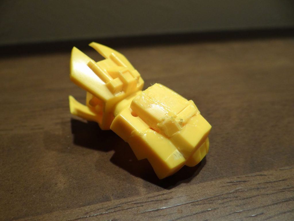 製作は2014年頃から始めていましたが10年以上放置していました。その頃の写真。切った破片を寄せ集めて変形後の胴体を作っています。