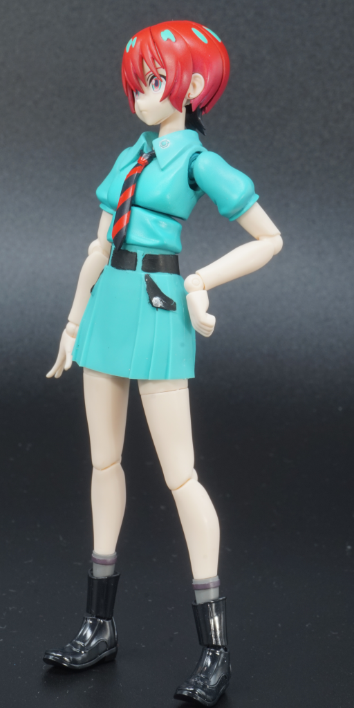 夏服です。この姿の登場シーンは最初のプールのところのみ?シャツの合わせ目は消してます。スカートは軟質素材なので、クレオスのソフビカラーで筆塗りしました。ネクタイのシールは使用せず、マスキングで塗り分けています。