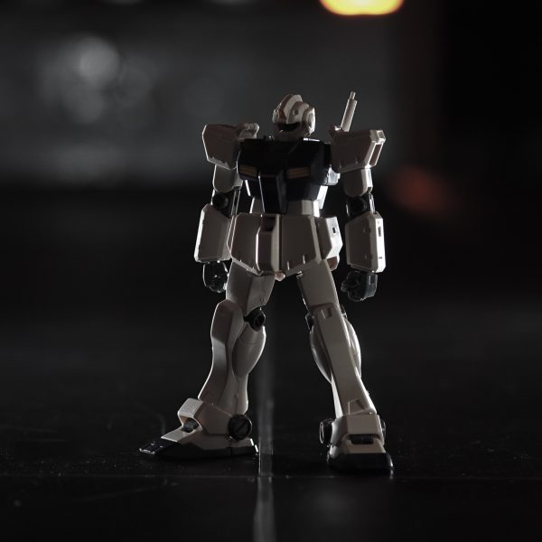 仕事帰りにリサイクルショップをハシゴして3件目で箱がボコボコのジム改を発見。1/144スケールのガンダムVer.kaっぽいのを作るのパーツ取りとして購入。（1枚目）