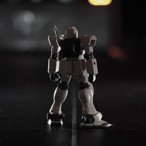 仕事帰りにリサイクルショップをハシゴして3件目で箱がボコボコのジム改を発見。1/144スケールのガンダムVer.kaっぽいのを作るのパーツ取りとして購入。（2枚目）