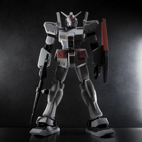 1/144スケールでVer.ka。先人達の多くの作例を参考にしながら独自の方法も試し中。顔はステイメン。スネはEGガンダム。シールドはジム改とパワードジムの2個イチ。こういう誰もやってない工作はとても楽しい。未制作のstudio RECKLESSのガレキ2種類とGFFガンダムが手元にあるのでそれをゲージにしつつ、1/72センチネル0079大団円ガンダム作例とカトキ原稿とにらめっこしながらちゃんと完成を目指そう。自作関節でキット並みの可動範囲を確保する技術は無いし、アクションポーズで飾るような趣味も無いので、立ちポーズの関節固定でいいのではと思ってる。使えそうと思ったパーツがあれば惜しみなく流用するので、際限なくバラバラキットが増えてジャンクパーツの山になる。余剰パーツだけでテキトーなガンダムとジムがいくつかできそう。（2枚目）