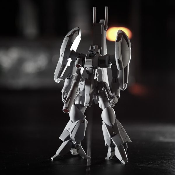旧キットガザDをHGUCガザCとミキシング。同時制作のガザCと並べた時に同時代の後継機に見えるように。まだここからあちこち改造する予定。捨てサフ状態だと結構そっくりに見えるけど、ぜんぜん違う塗装をするのでもっとちゃんと旧型新型にみえるはず。 （1枚目）