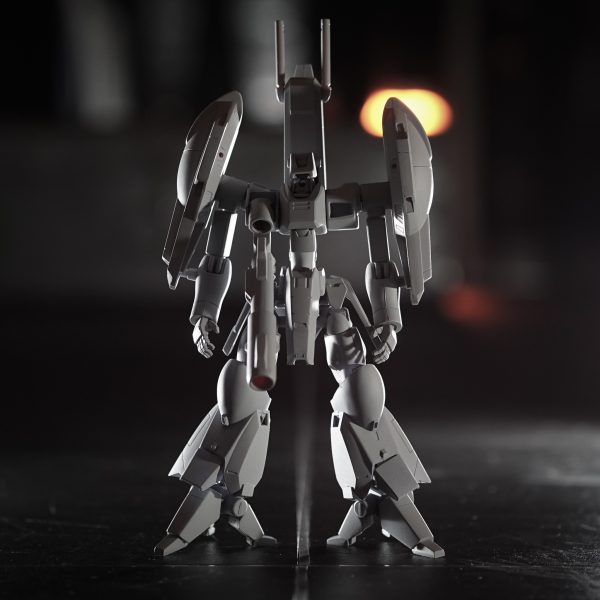 旧キットガザDをHGUCガザCとミキシング。同時制作のガザCと並べた時に同時代の後継機に見えるように。まだここからあちこち改造する予定。捨てサフ状態だと結構そっくりに見えるけど、ぜんぜん違う塗装をするのでもっとちゃんと旧型新型にみえるはず。 （2枚目）