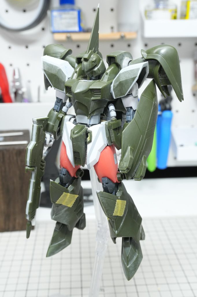 肩アーマーの延長やパイプ部分等各部位を弄っています。画像はビルドストライクのフロントアーマーですが、形状が納得いかずゲイツのフロントアーマーを拡張して取り付けました