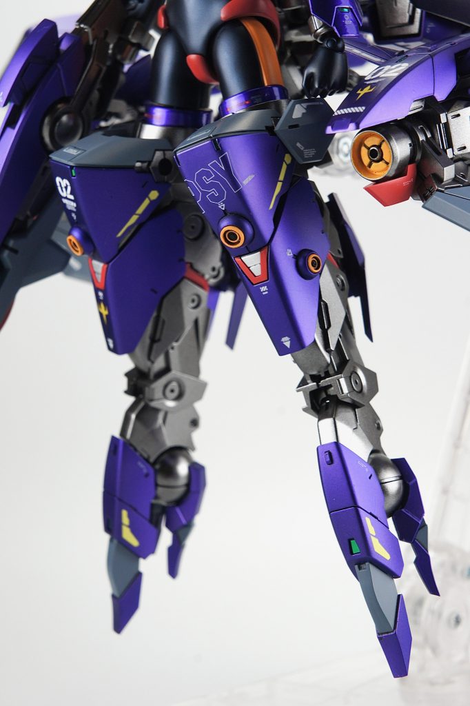 お気に入りの脚部。マットキャンディ塗装がバエます。サイコガンダムMk-Ⅱの特徴的な黄色いモールドは、MYKデザインのアシタのデカールを使用。もう、これしかない！と思い使用しました。「PSY」をナナメに貼っているのは、GFFのオマージュです。
