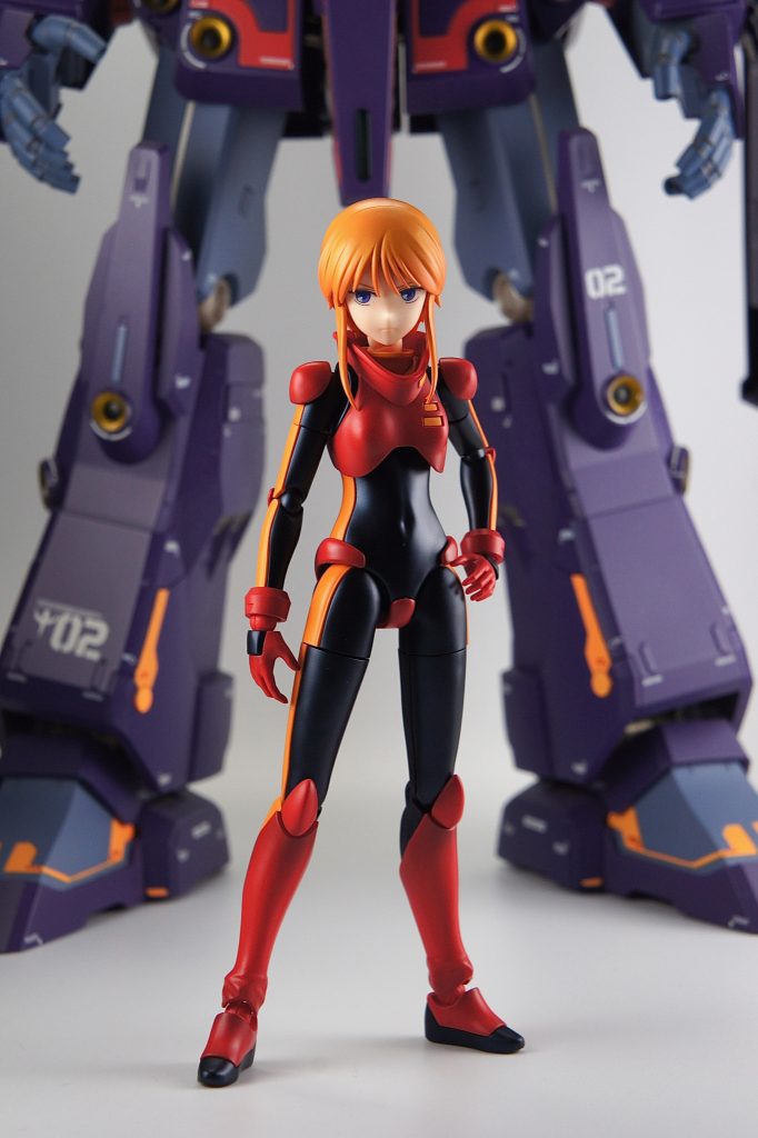 ノーマルのプルツーとコンパチになっています。プルツー本体は、グラデーション塗装でシェーディングを行っています。黒い部分はプリズムブルーブラックで塗っているのですが、写真ではわからないですね…汗後ろに写っているサイコMk- Ⅱは、プラモではなく完成品（GFFMC）です。