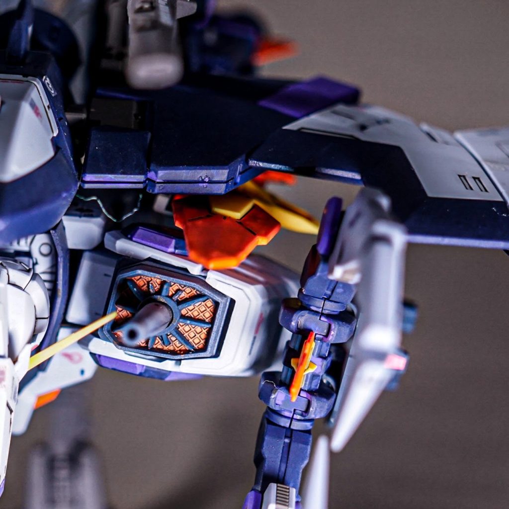 ↑各所にネイビー、オレンジ、ゴールド、カッパーで部分塗装を施しています。