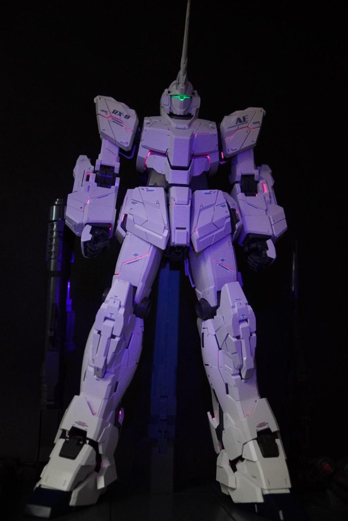 外装からチラ見するサイコフレームがたまりません。