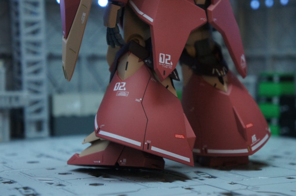 足首関節の自由度が低いのが難点ですね。かっこよく立たせるには工夫が必要です。