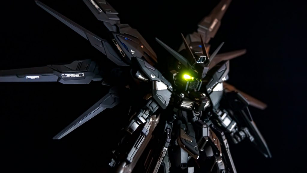 今回は初の電飾に四苦八苦しましたが、結構いい感じで概ね満足しています。MGSDってバックパックが大きすぎて飾る場所を結構選びませんか?我が家のディスプレイ棚に圧迫して他の機体が迷惑そうにしてる。 今までは原作に近い配色ばかりで、ガッツリ色を変えたのは今回が初めて。やはり愛着が湧きますね。ワンオフみたいな感じで特別感があります。次回もワンオフなカラーリングでいければな。と思います。