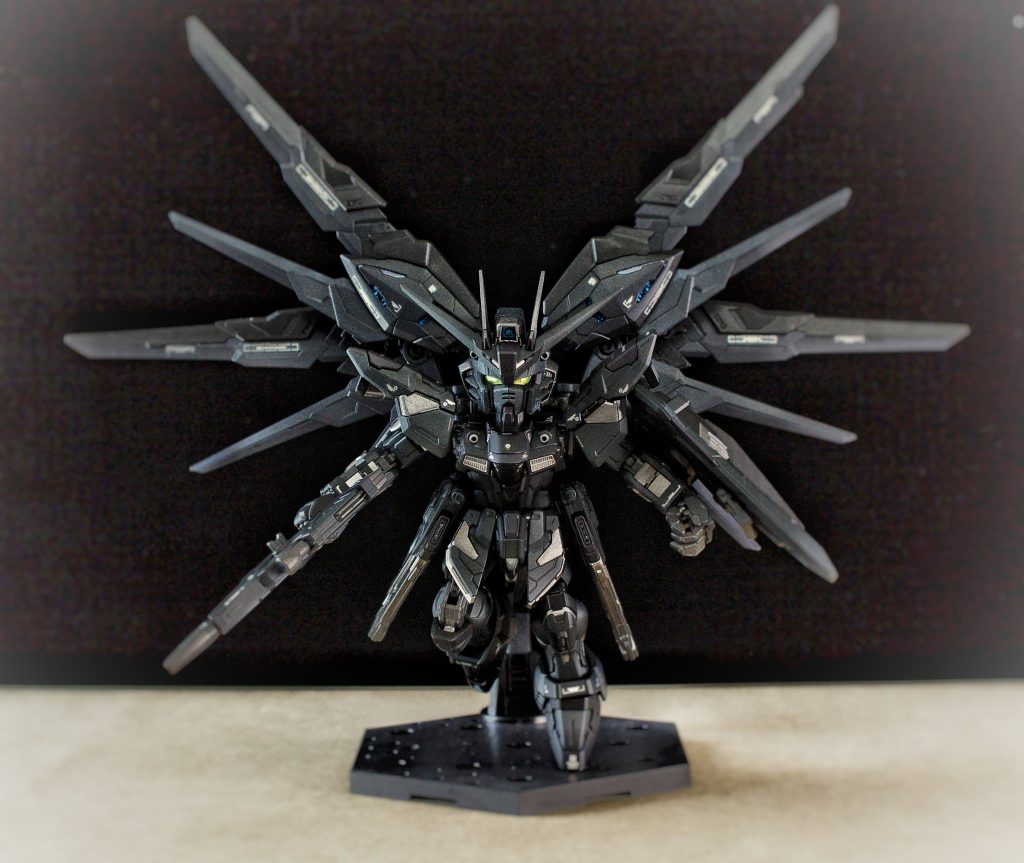 カラーリング 外装(ホワイト) ガイア;ミッドナイトブルー 外装(ブルー) ガイア;プリズムブルーブラック 外装(レッド) Mr;ロシアンエアクラフトブルー2 外装(グレー) ガイア;スターブライトアイアン 写真ではわかりにくいけど、実物では結構色の差がハッキリ。特にロシアンエアクラフトブルー2がブルーというのにレッドに見えるという摩訶不思議。実物を見れば見るほどウットリ。どうにかして黒だけど色の差を出したいと考えてましたが、色々と試し吹きをした成果でしょう。 ついでに、内部フレームや外装グレーはトップコートは薄〜いクリア。そのほかは全てつや消しコート。単調にならないように気を遣いながらトップコートしました。組み上げず、パーツの状態でトップコートしたので、時間がいつもの倍くらいかかりました。 色については、私視点での話。家族に見て貰っても色の差が分からん。黒よりの青、黒よりの赤は「黒」。金属表現なのに、なんでこんなにキラキラ?などなど。これは完全に自己満足です。いいんです。ミッドナイトコーティングってそういうもんだと思っています!!!