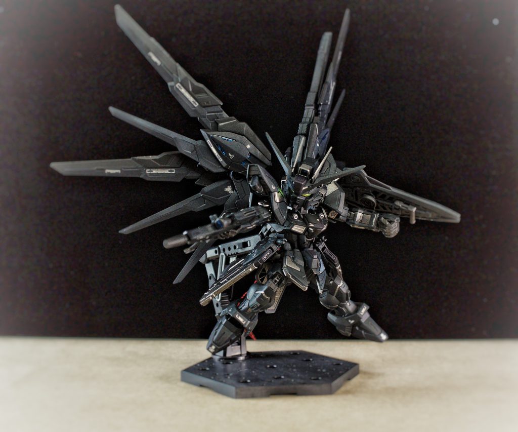 デカールはガイアのシルバーデカールを利用。存在感がヤバい。ワンポイントという言葉で片付けてはいけない。黒の機体に浮かび上がる銀の文字やマークは情報量を増やし、機体の注意書きではなく、一つのパーツとして認識されてます。色の統一という意味でシルバーデカール以外は使用せず、見た目でも違和感を感じないように選びました。 がしかし、スジボリも頑張りましたが、デカールの存在感がヤバすぎて、スジボリが全く目立たない。となれば、スジボリの時間を減らして、デカールに費やす時間をもう少し吟味すれば、さらに良かったのでは?